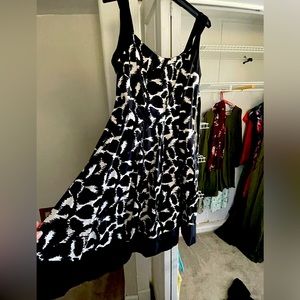 MAGGY LONDON black and white summer spring dress with side zipper and POCKETS